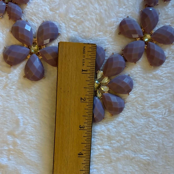 Elegant Floral Statement Necklace in Purple and Gold - Picture 2 of 6